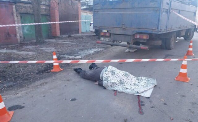 В Буче мусоровоз насмерть задавил женщину