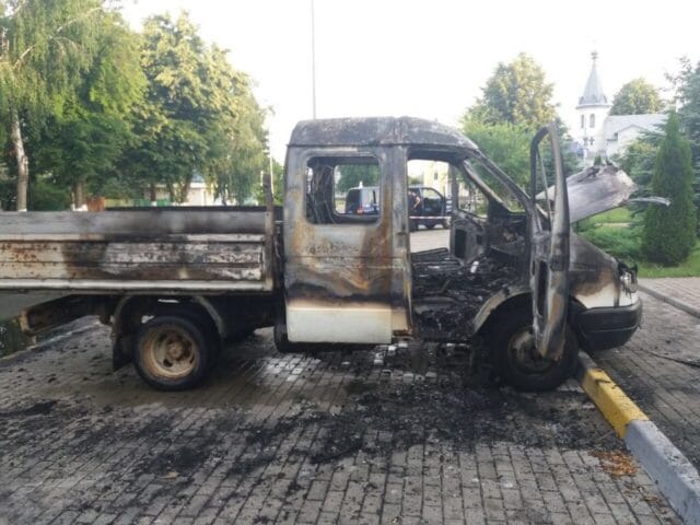 В Гостомеле перед мэрией сожгли машину