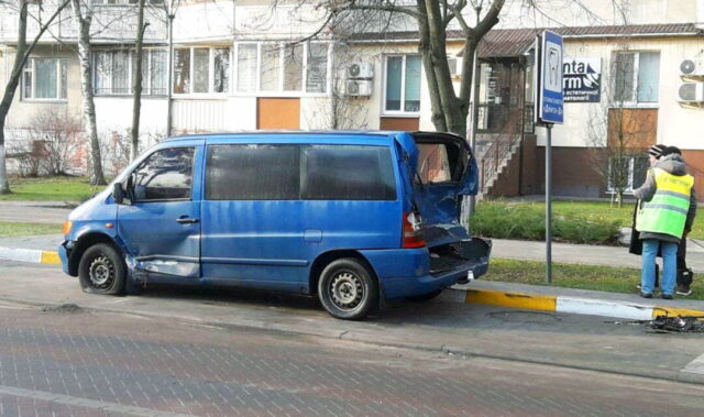 В Ирпене пьяный водитель протаранил три автомобиля на парковке