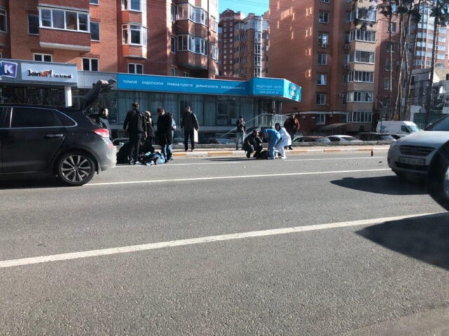 в Ирпене автомобиль сбил двух человек