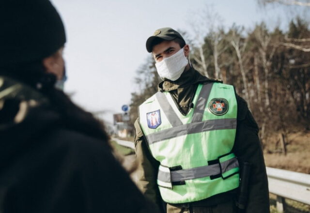 Полиция и Нацгвардия начали контролировать въезд и выезд из Киева
