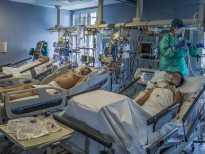 оказывать медицинскую помощь больным коронавирусной инфекцией