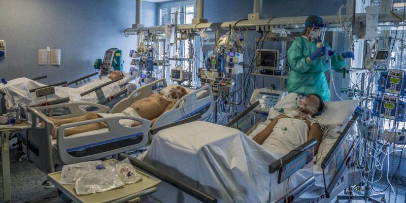 оказывать медицинскую помощь больным коронавирусной инфекцией